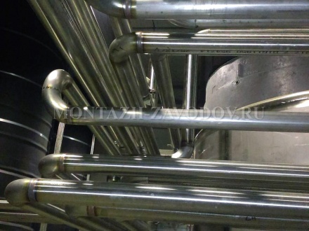 Прокладка и монтаж трубопроводов. Фото